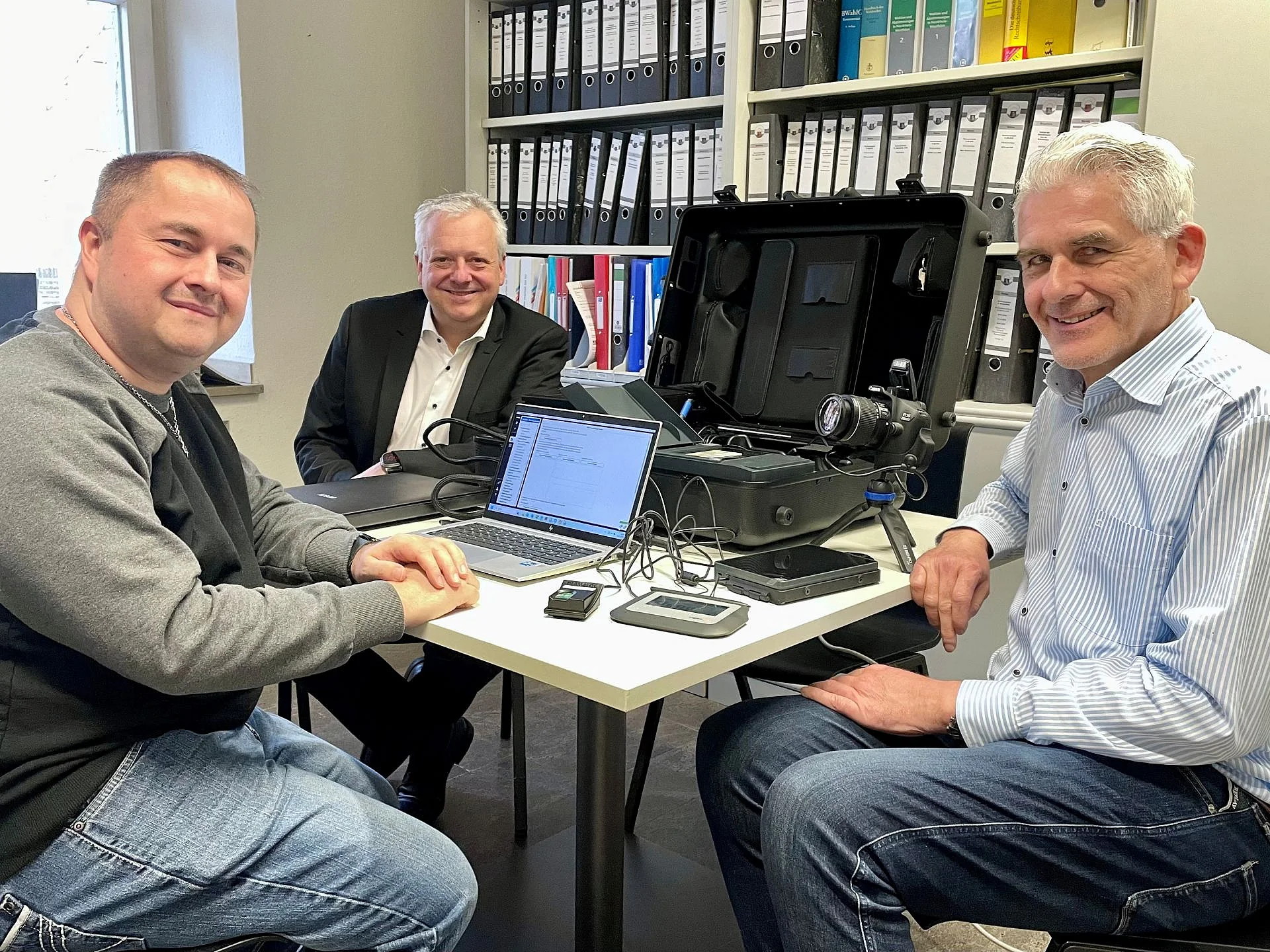 Foto von Michael Peiffer, Thomas Lemke und Arno Jansen, die den neuen Bürgerkoffer präsentieren