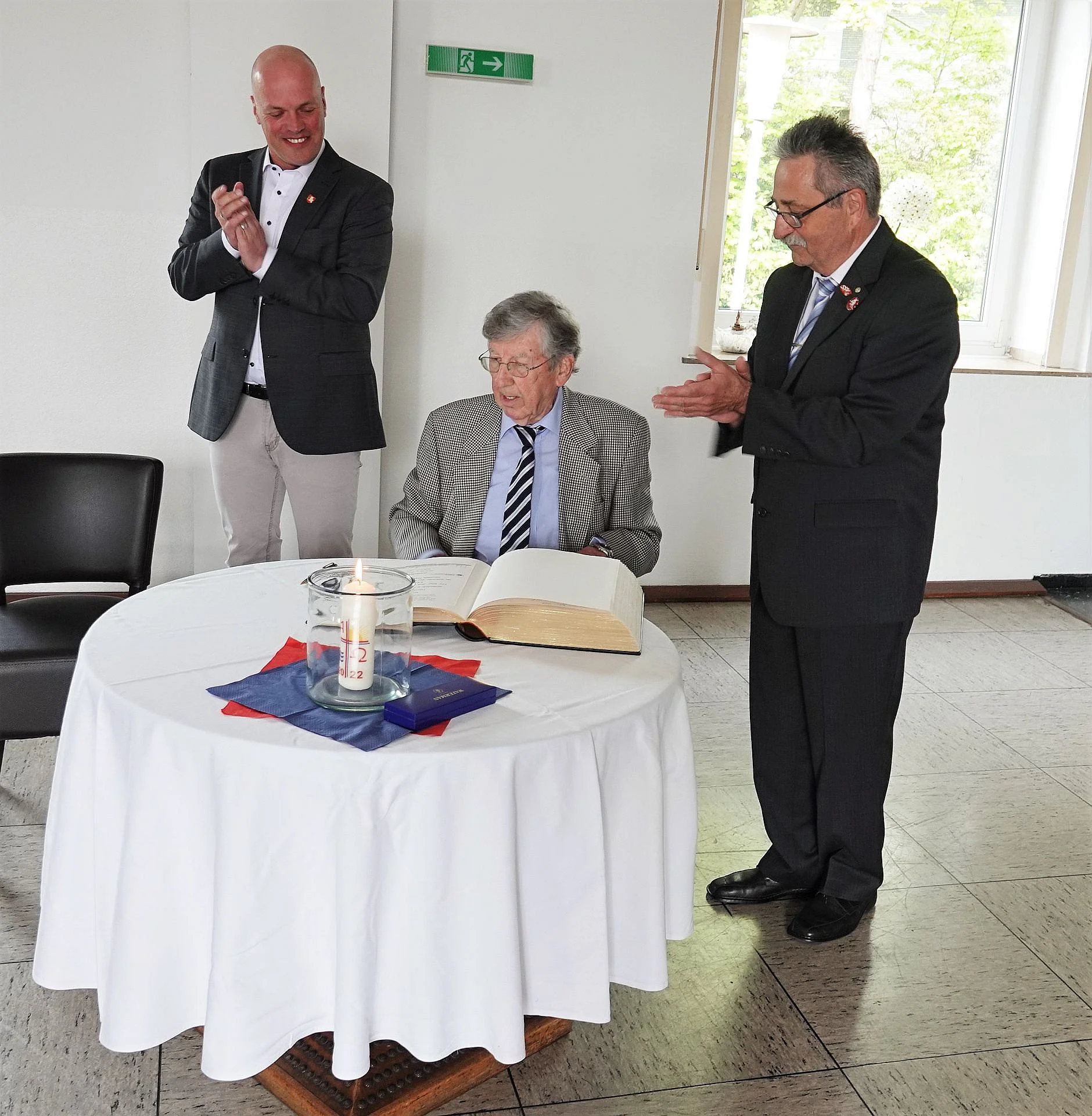 Foto (v.l.n.r.): Bürgermeister Klaus Krützen, Albert Lemke (Ehrenvorsitzender des TTC Blau-Rot Frimmersdorf-Neurath 1947/62 e.V.), Friedbert Hamacher