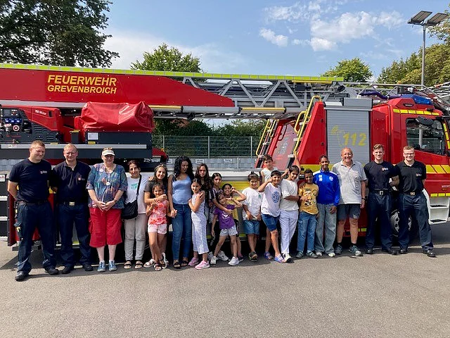 Foto von der Feuerwehr, den Teilnehmenden und Beteiligten des Ferienprogramms