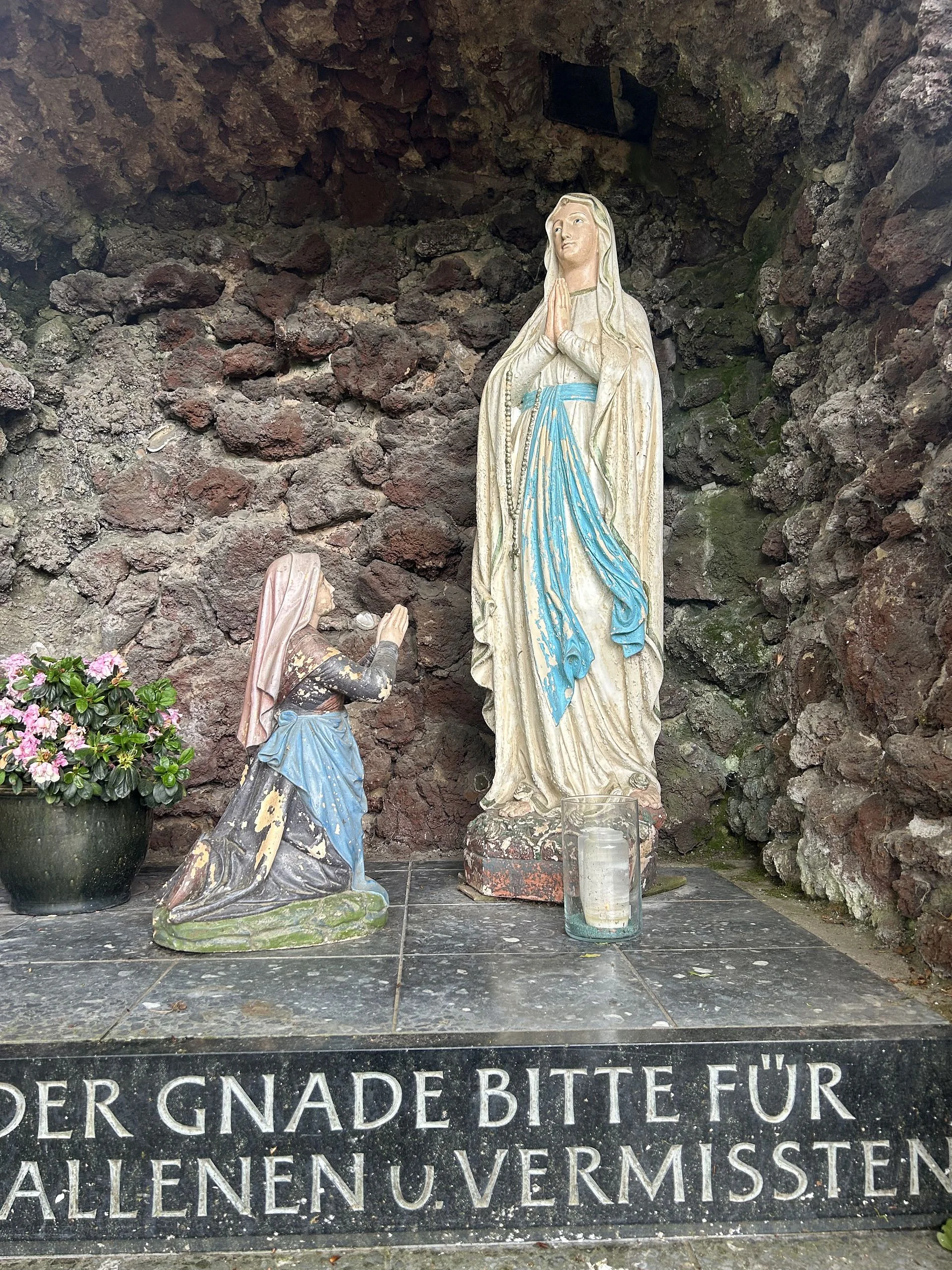 Foto der Figuren der Lourdesgrotte vor der Sanierung