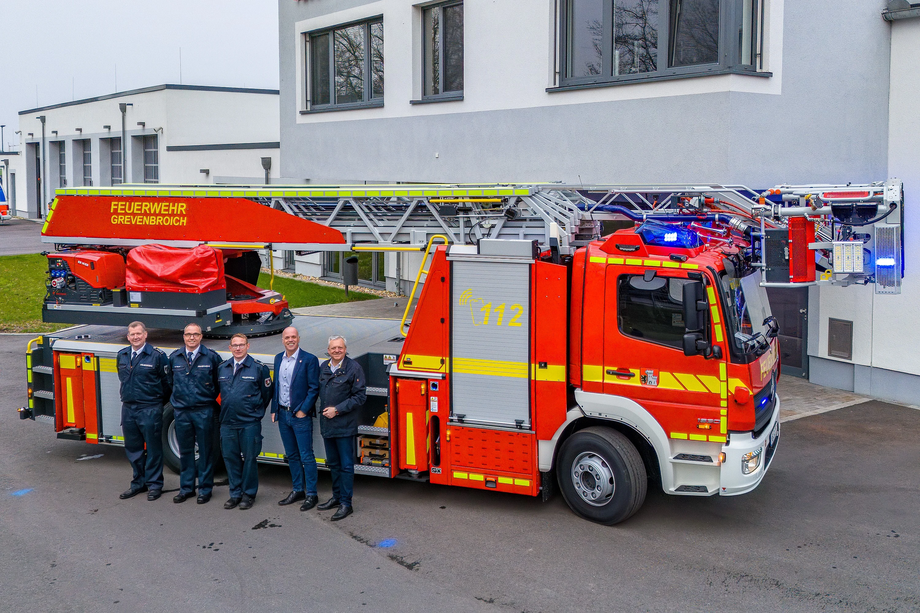 Vor Feuerwehrauto von links nach rechts: Ingo Reiners (stv. Leiter der Feuerwehr), Stephan Durst (Fachdienstleiter Technischer Service), Christian Koch (Stellv. Fachdienstleiter, Sachgebietsleiter Ausrüstung und Gebäudeunterhaltung), Bürgermeister Klaus Krützen, Beigeordneter Arno Jansen