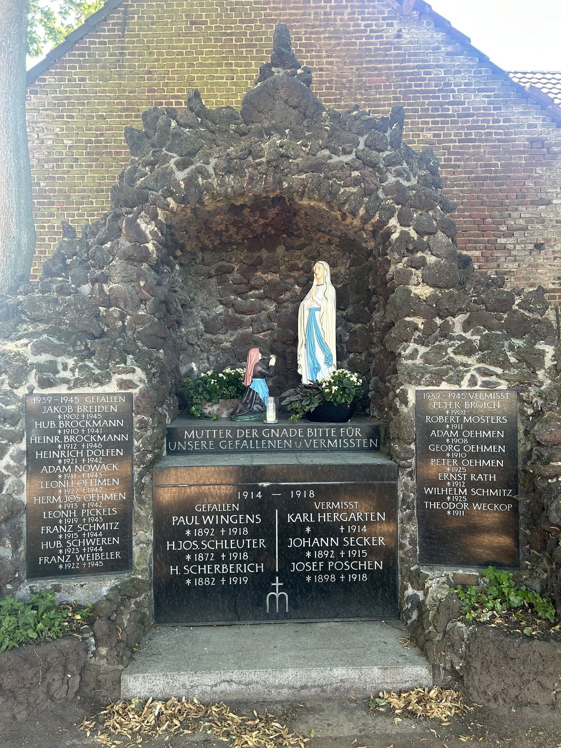 Foto der sanierten Lourdesgrotte in GV-Barrenstein