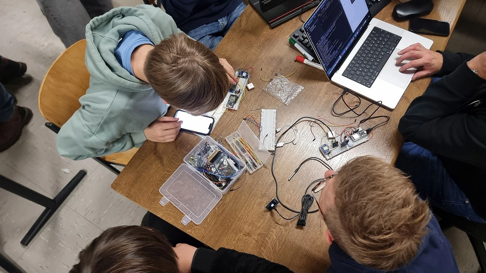 Foto vom Hackathon: Schülerinnen und Schüler basteln an Sensoren