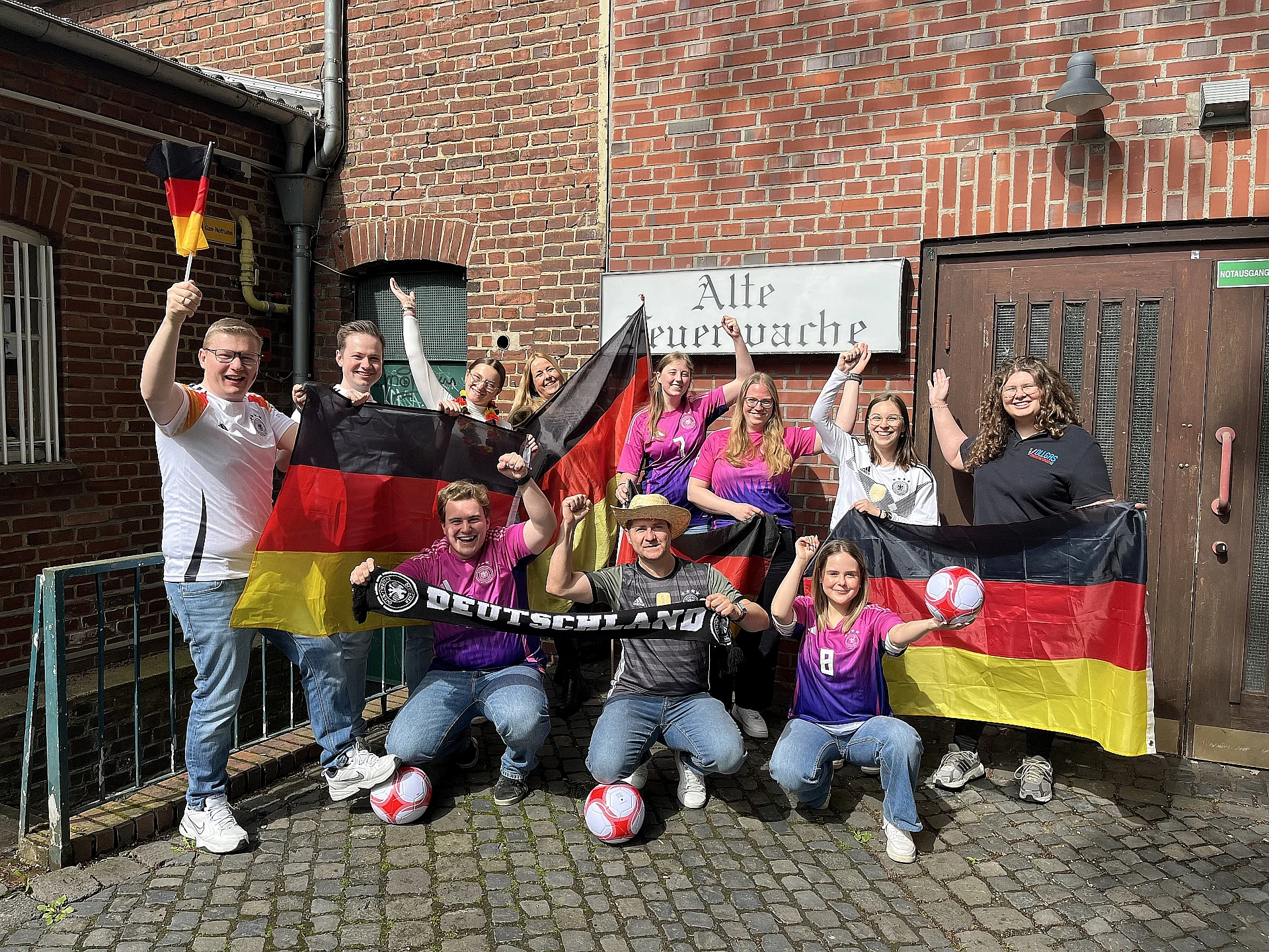Auf dem Foto: Mitglieder von Vollgas Veranstaltungen e.V. und Mitarbeiterinnen der Kinder- und Jugendförderung Grevenbroich