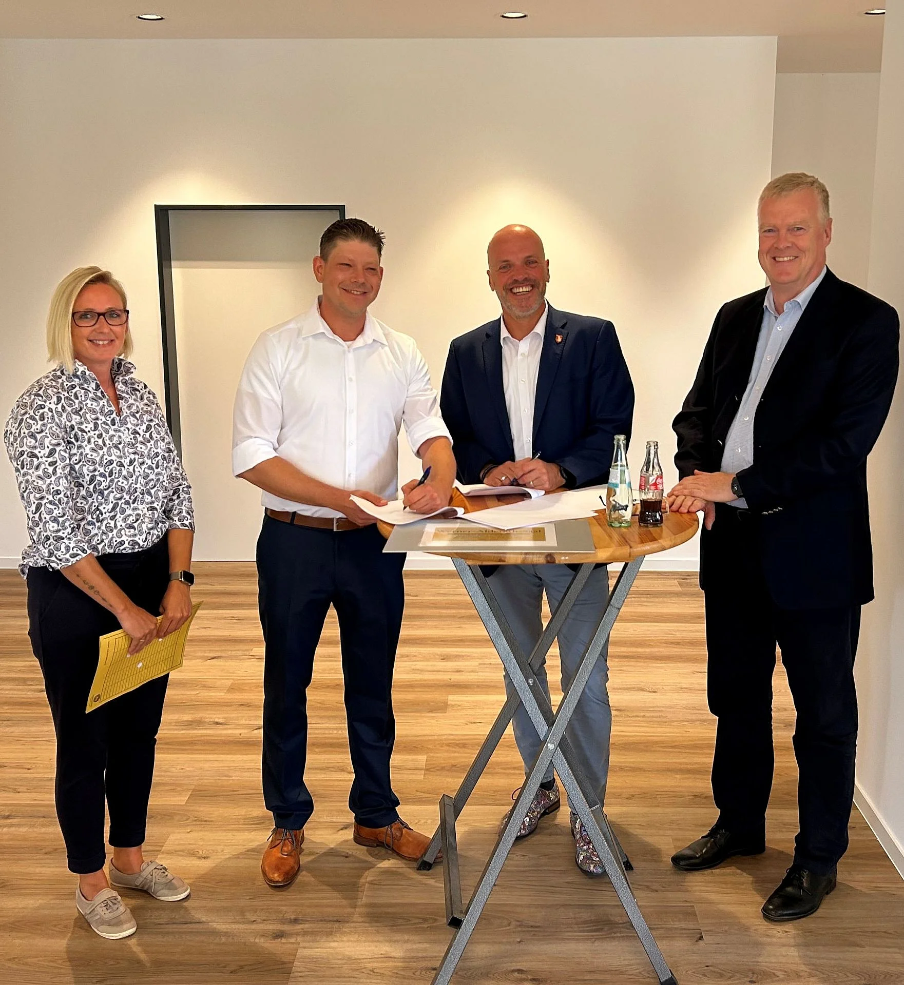 Foto Vertragsunterzeichnung (v. l.): M. Poschen (SBG Grevenbroich AöR), A. Gabe (1. Vorsitzender Bürgerverein Frimmersdorf 1913 e. V.), Bürgermeister Krützen u. E. Schöddert (Leiter Bereich Immobilien, Bau u. Projektentwicklung, RWE Power AG)