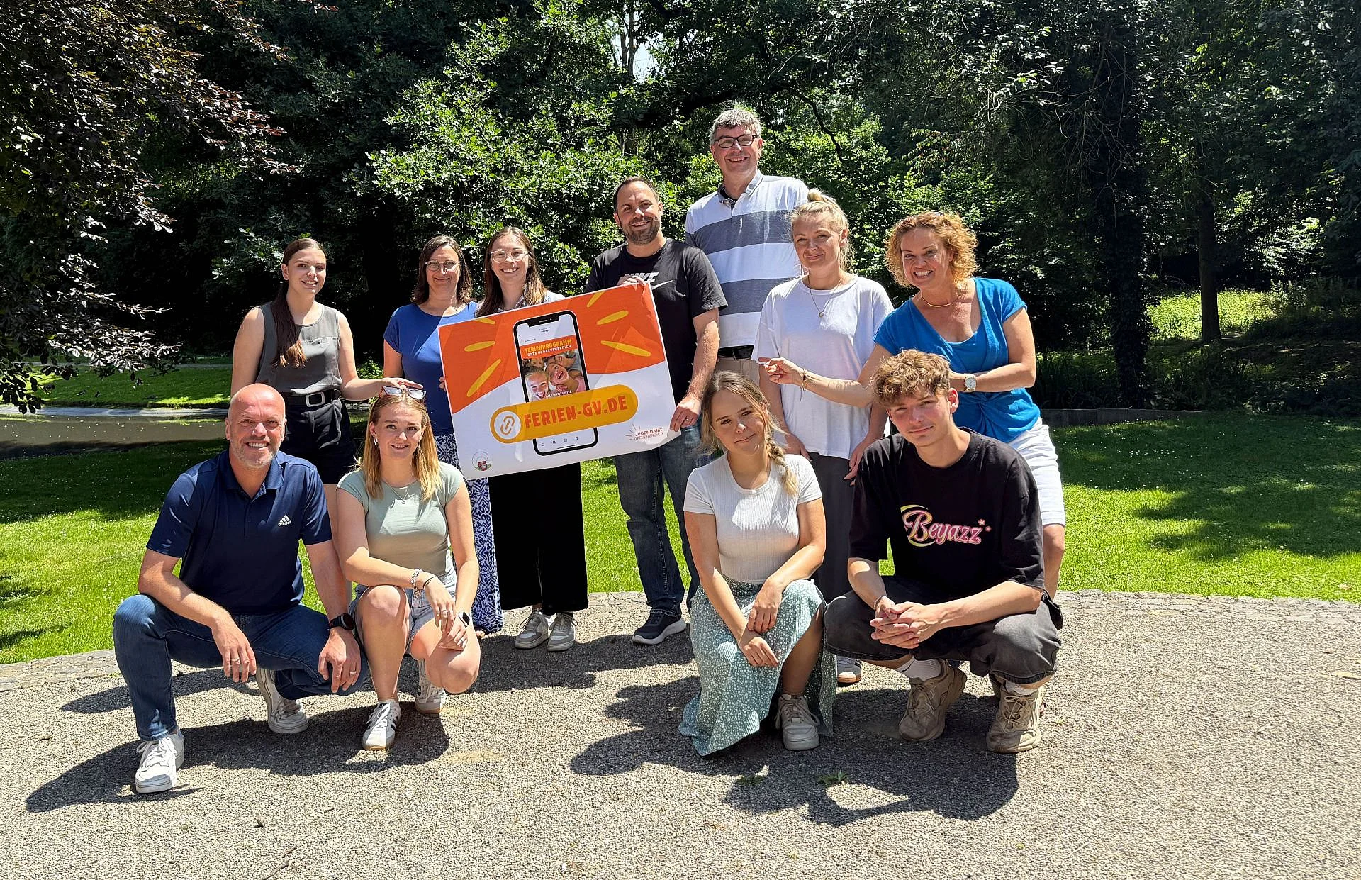 Vorne v.l.n.r.: Bürgermeister Klaus Krützen, Lena Saveski, Celine Roßkamp, Noel Klemer (je Team Kinder- und Jugendförderung) Hintere Reihe v.l.n.r.: Ronja Harmann, Alexandra Gottwald, Johanna Giesa, Christian Abels , Jugenddezernent Florian Herpel, Katherin Hojka, Simone Meuser – (je Team Kinder und Jugendförderung)