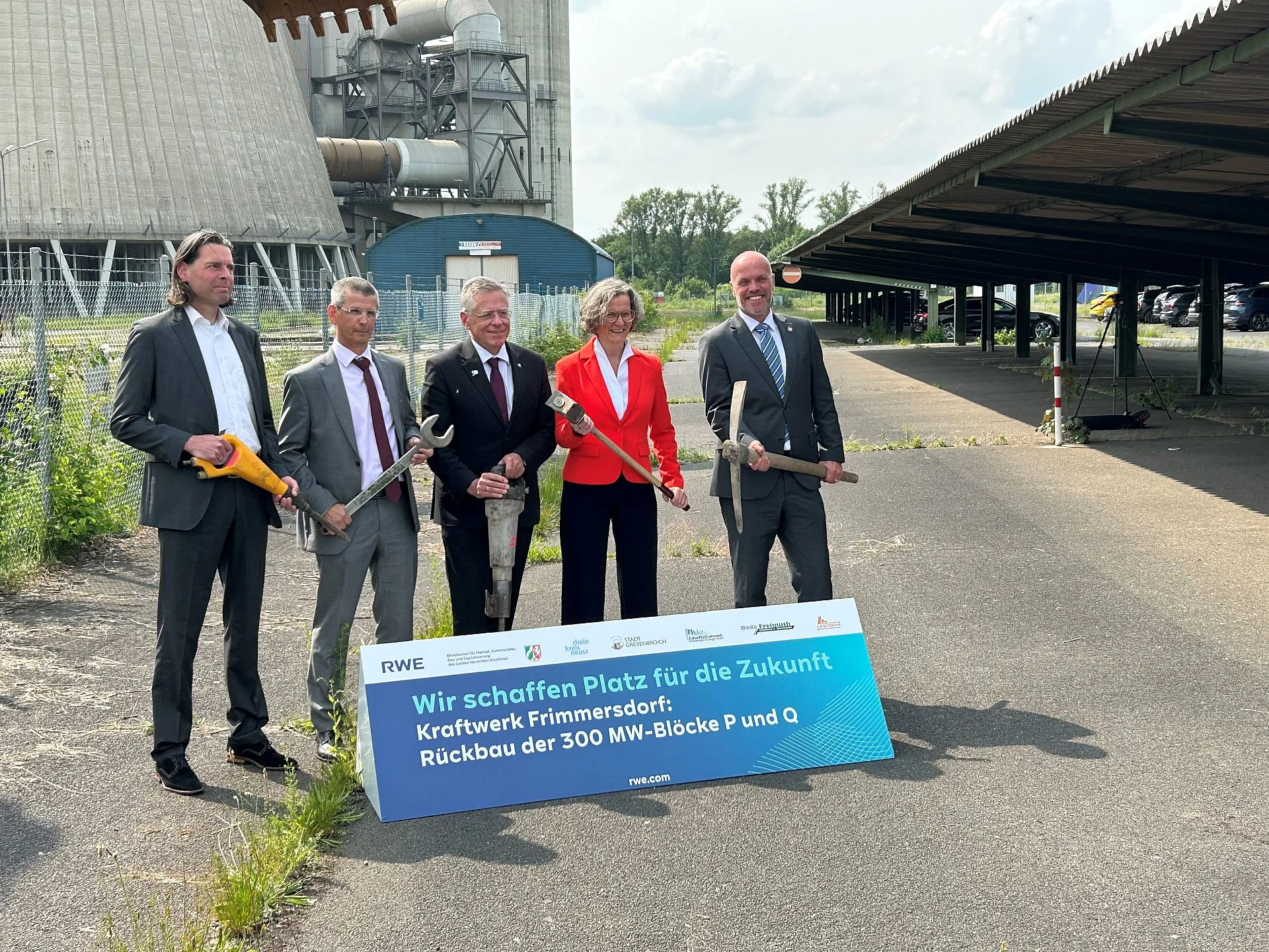 Start der Rückbauarbeiten am Kraftwerk Frimmersdorf Dr. Kulik, Landrat Petrauschke, Ministerin Scharrenbach, Bürgermeister Krützen
