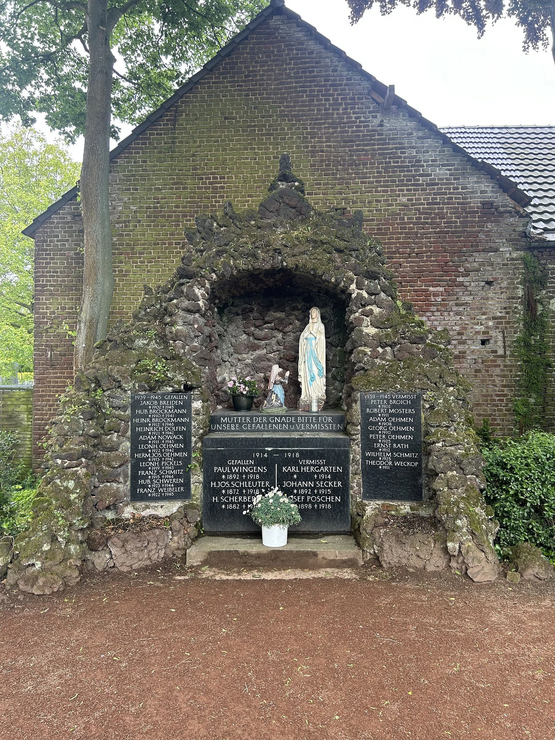Foto der Lourdesgrotte in GV-Barrenstein vor der Sanierung