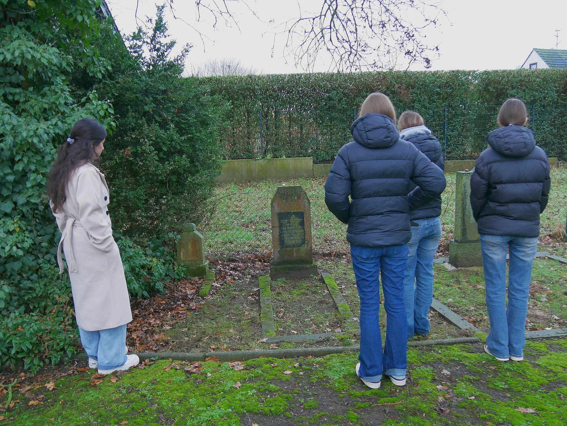 Foto einer Schülergruppe auf dem Jüdischen Friedhof in Hülchrath