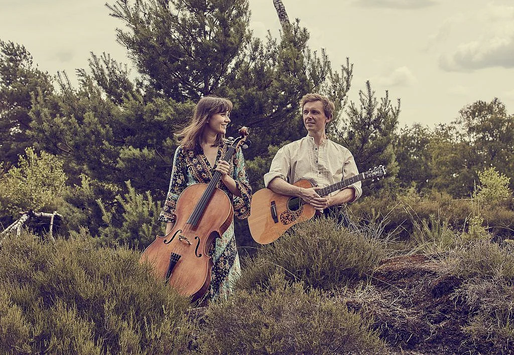 Foto von Valerie Rathman (Gesang & Cello) und Rupert Gillett (Gesang & Gitarre)