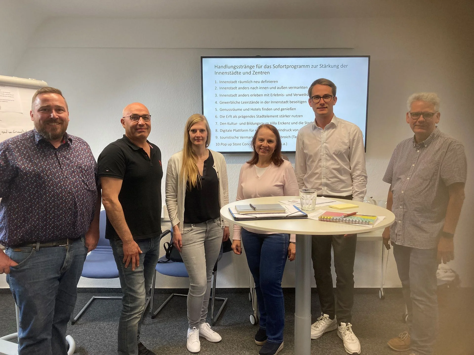 Foto: von l. nach r.: Fred Leven (Mein Grevenbroich); Ceylan Er (SPD); Sabrina Nevermann (CDU); Martina Suermann-Igné (Ausschussvorsitzende); Niclas Bier (FDP) Dr. Peter Gehrmann (Grüne) sowie Kristiane von dem Bussche (nicht im Bild), GFWS