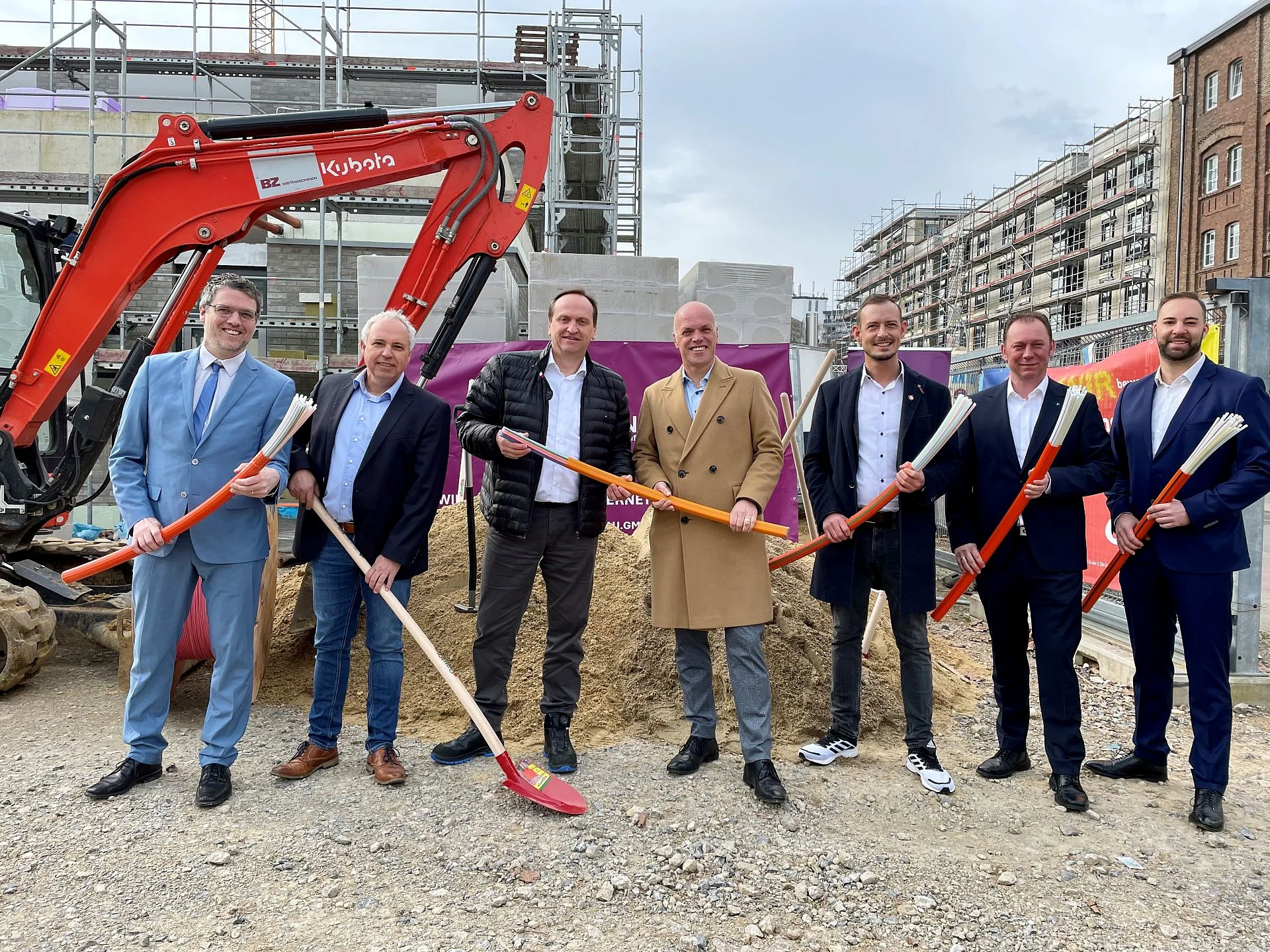 Foto vom Spatenstich zum Glasfaserausbau in Grevenbroich-Stadtmitte