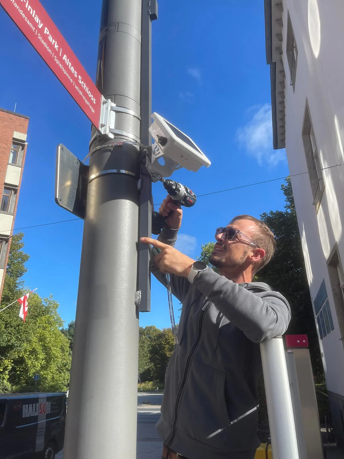 Smart-City-Manager Christian Henicke installiert LoRaWAN- Sensoren