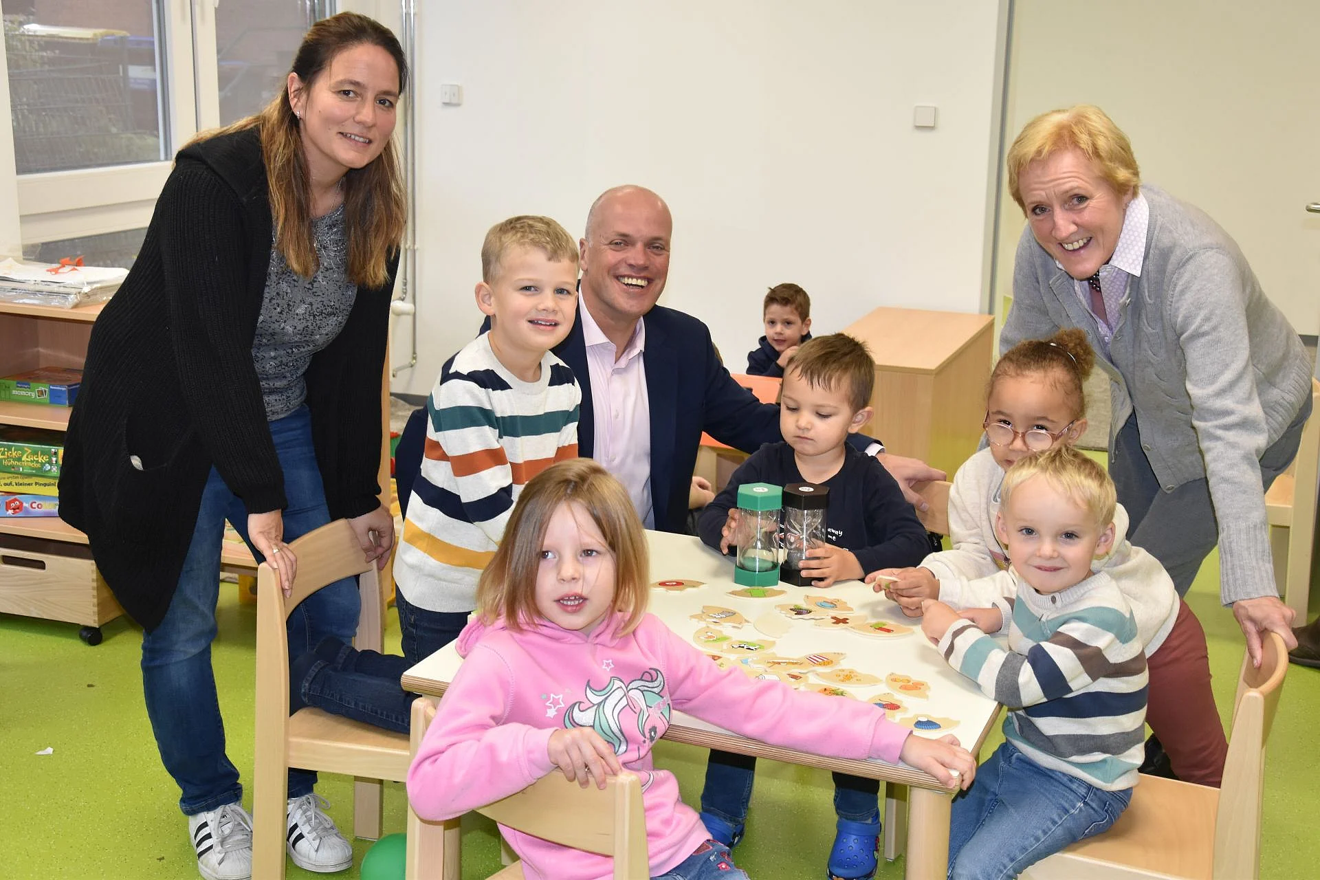 Foto: Kita-Leitung Monika Giesbers, Bürgermeister Klaus Krützen und Vorständin der Stadtbetriebe Monika Stirken-Hohmann
