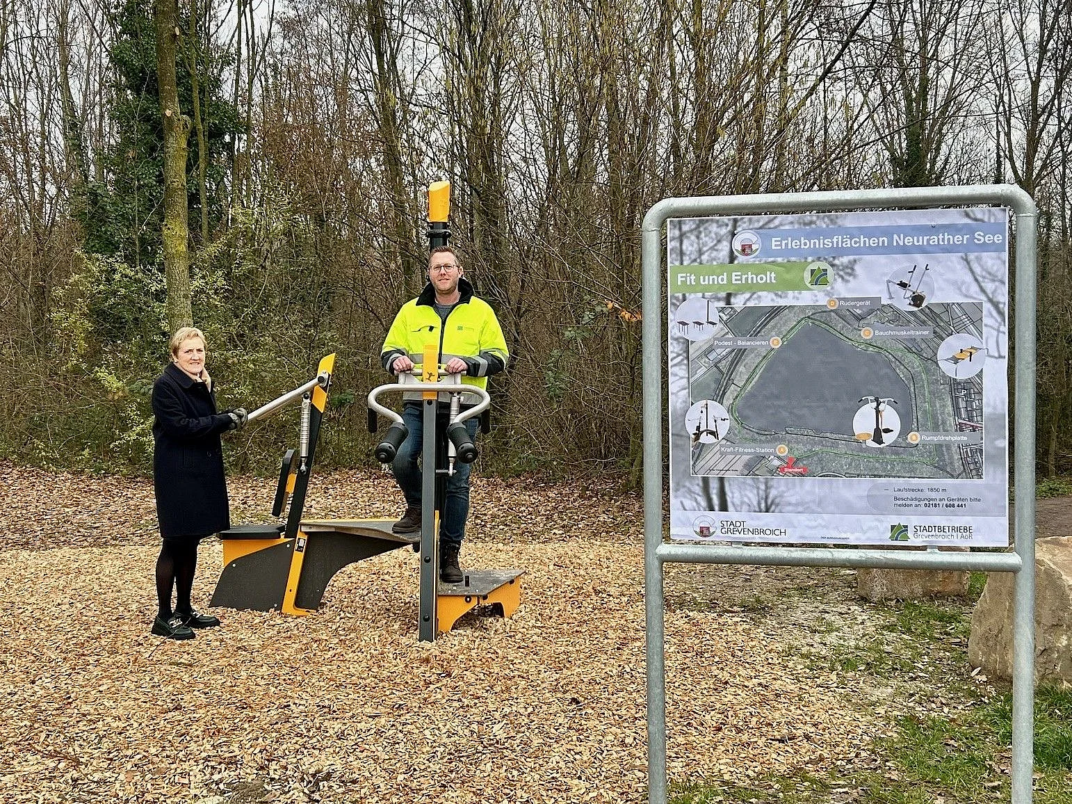 Vorständin Monika Stirken-Hohmann und Andreas Grütters stellen die neuen Fitnessgeräte vor