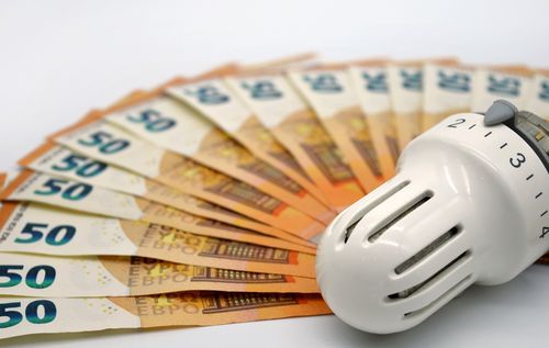 Symbolbild Energiekosten, Thermostat und Geldscheine