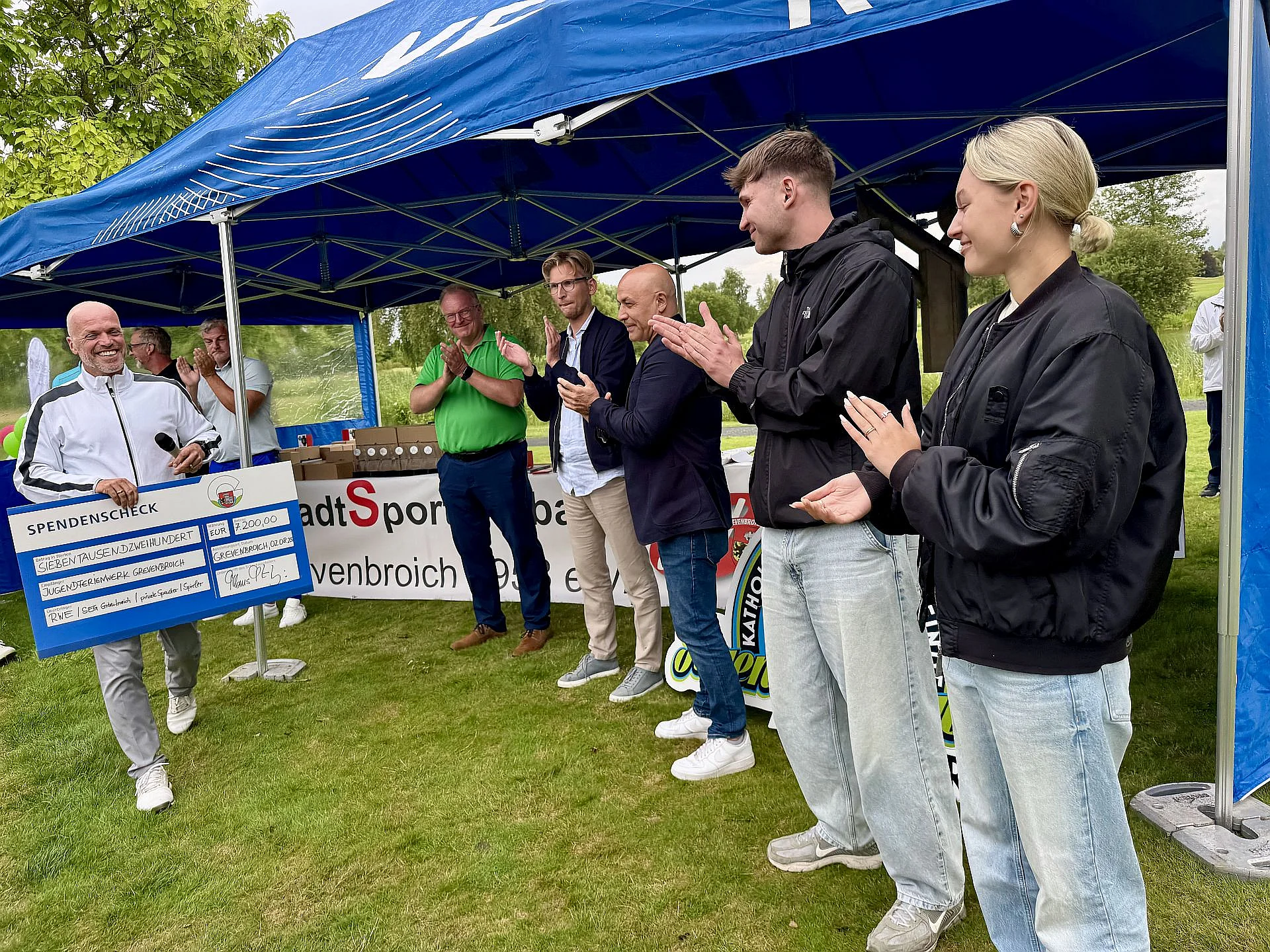 Foto: Insgesamt konnten im Rahmen der Veranstaltung 7.500 Euro für das Jugendferienwerk Grevenbroich gesammelt werden. 