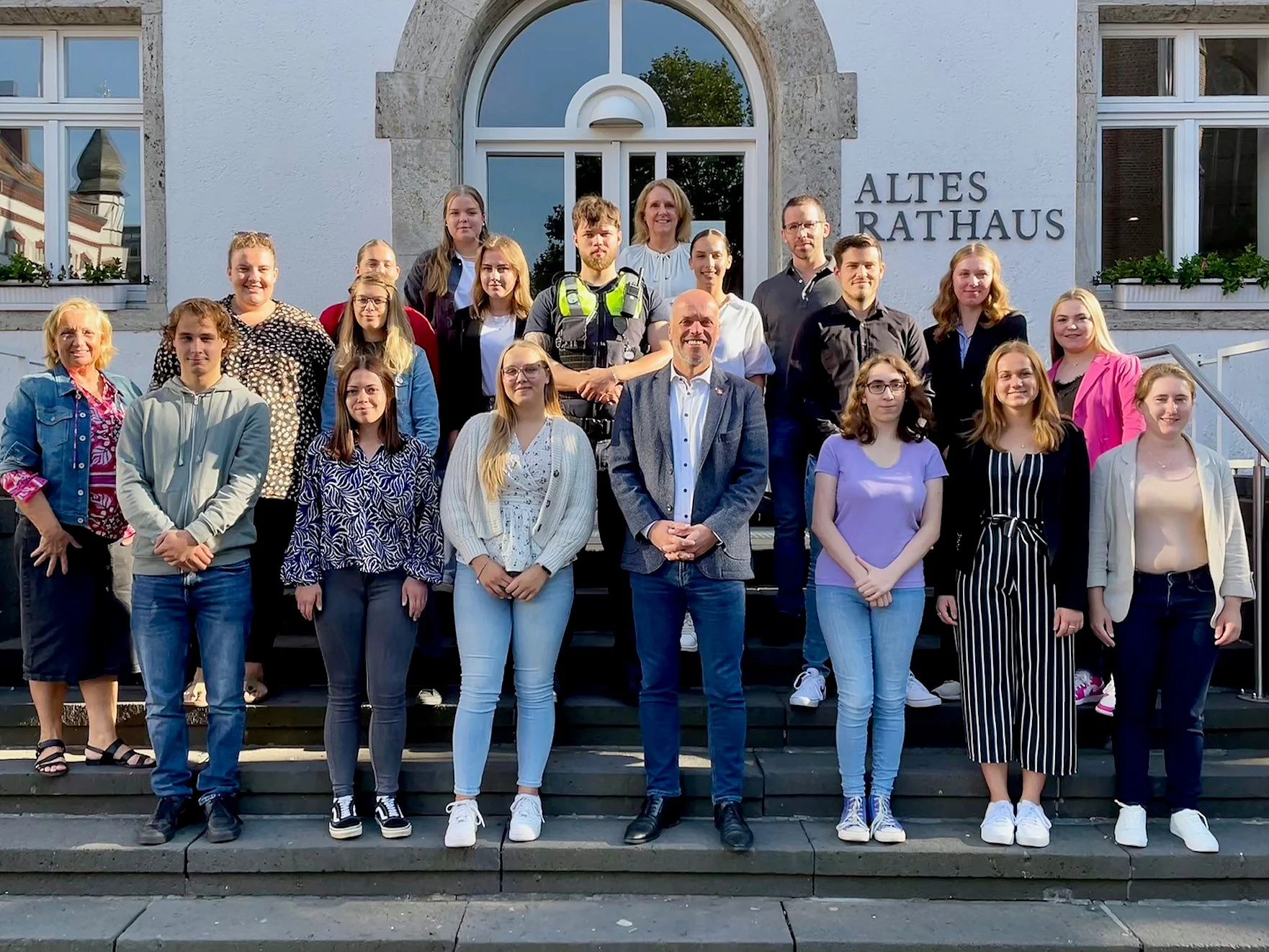 Foto der Auszubildenen und dualen Studenten vor dem alten Rathaus