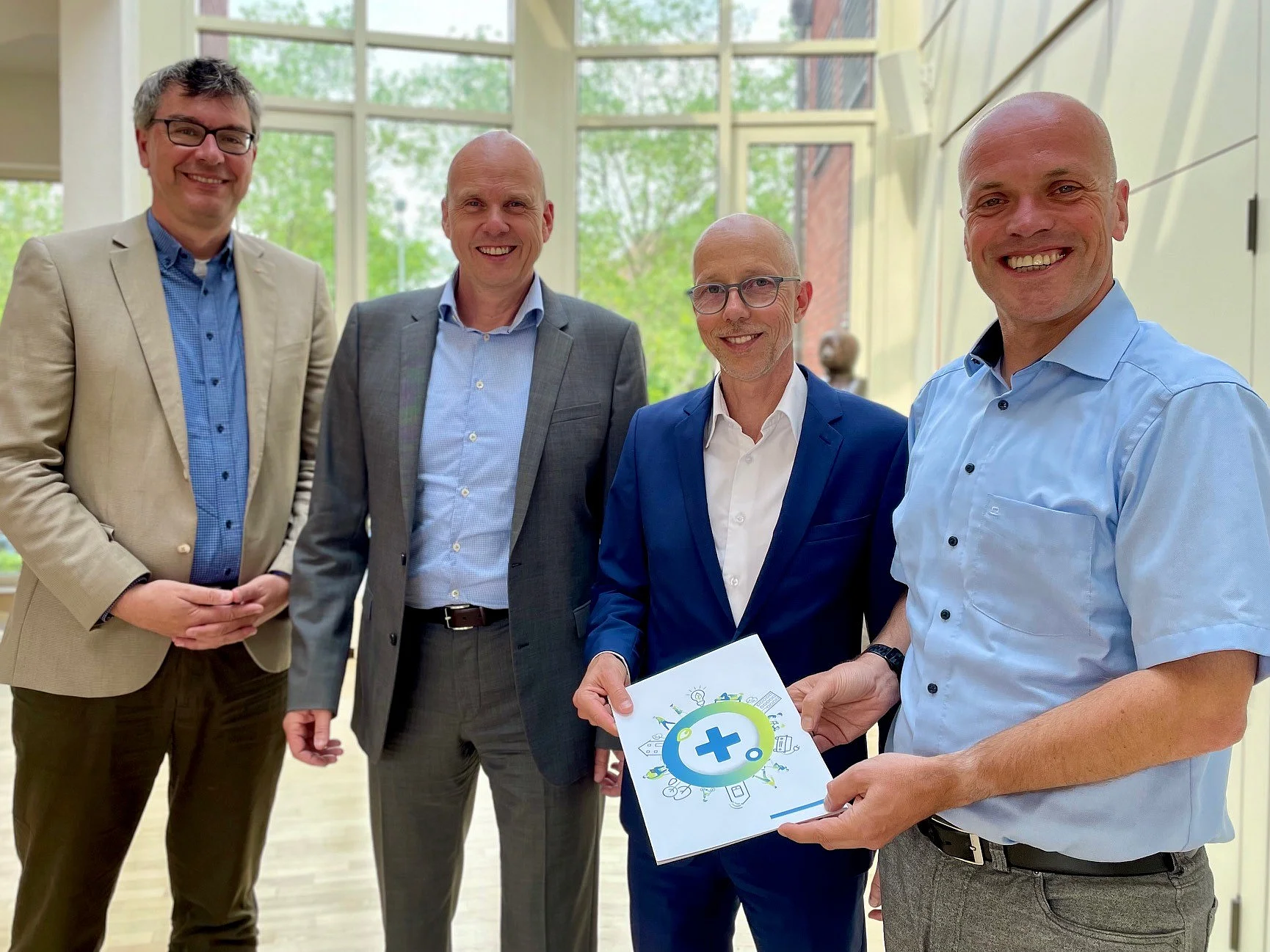 Foto: Florian Herpel, Planungsdezernent, Oliver Schmitz, GEBIG Immobilien- und Projektentwicklung, Martin Dornieden, Bürgermeister Klaus Krützen