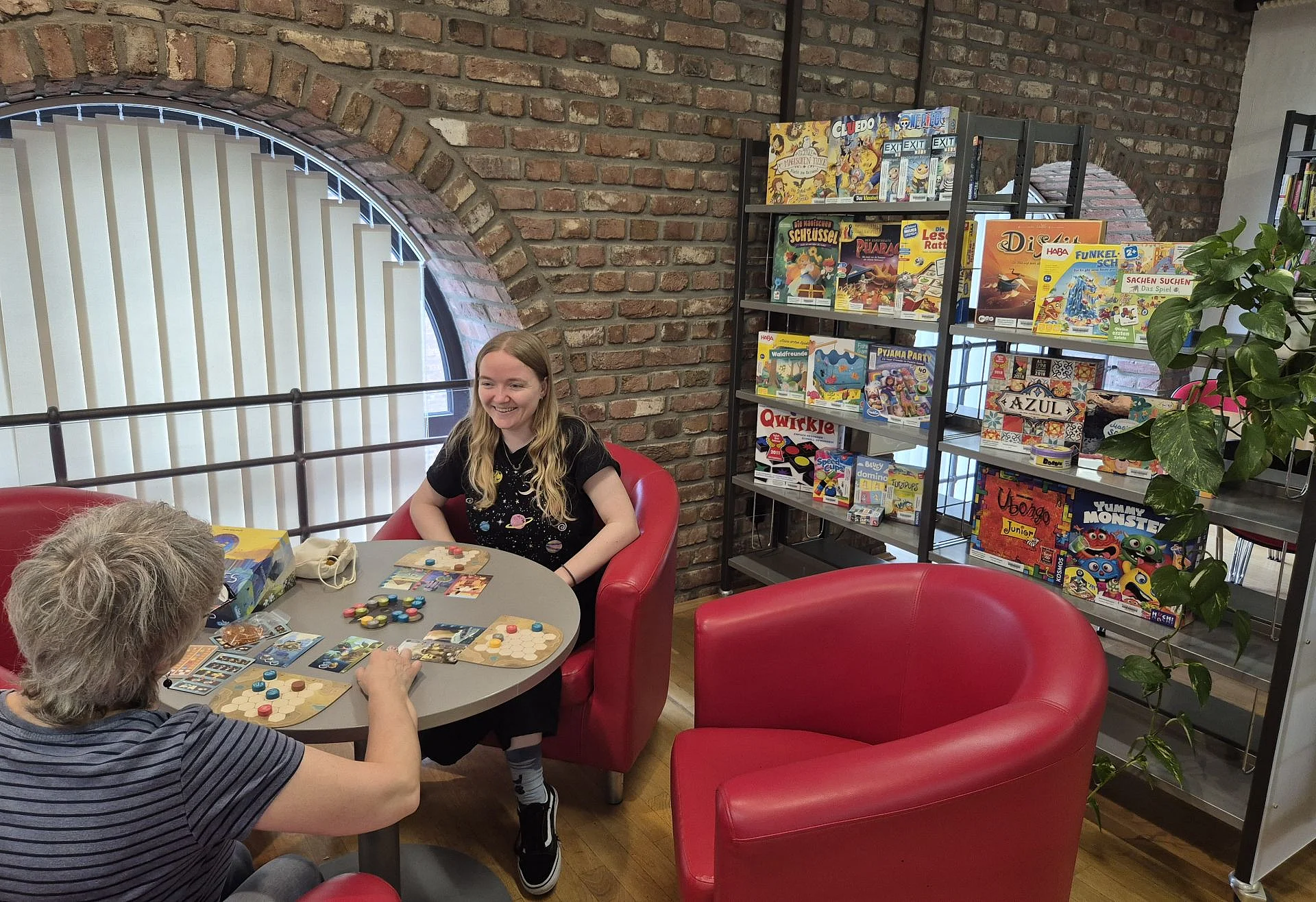 Foto von Spielenden in der Stadtbücherei