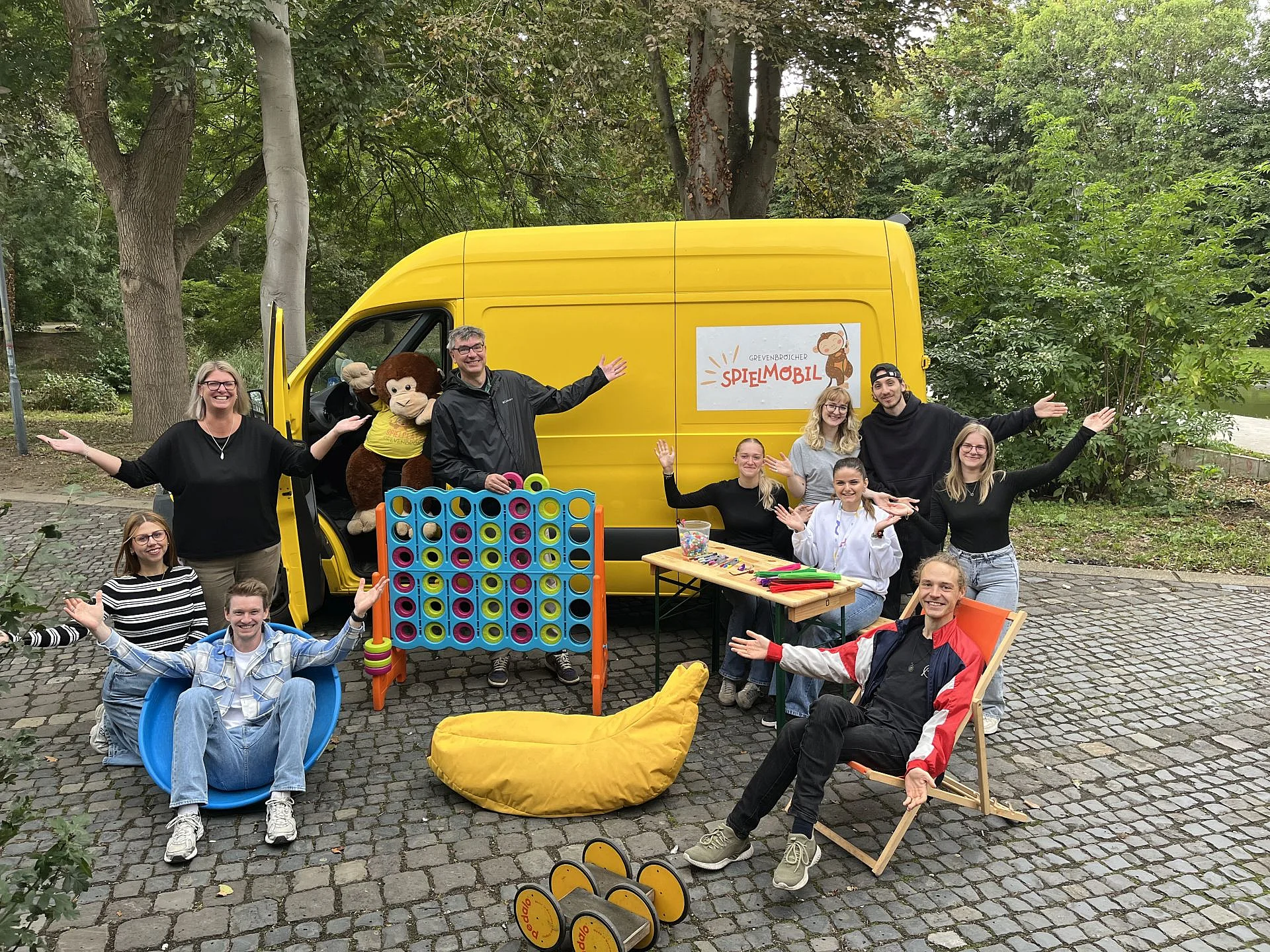 Foto Team Kinder- und Jugendförderung mit Jugenddezernent Florian Herpel