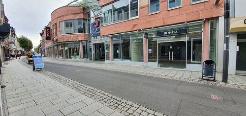 Foto aus der Grevenbroicher Innenstadt mit leerstehenden Ladengeschäften