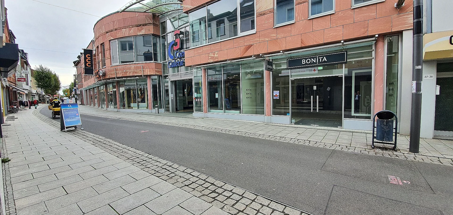 Foto aus der Grevenbroicher Innenstadt mit leerstehenden Ladengeschäften