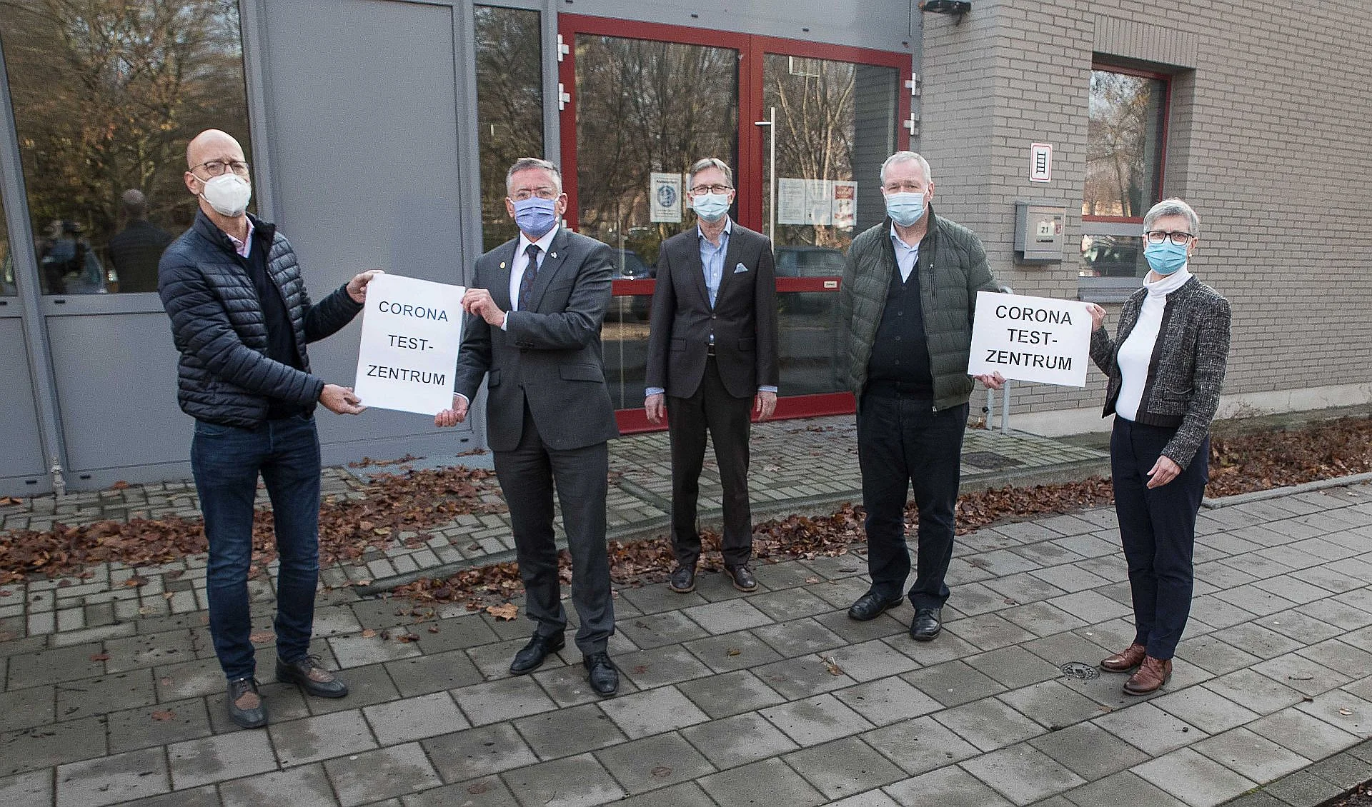 Foto vor dem Testzentrum
