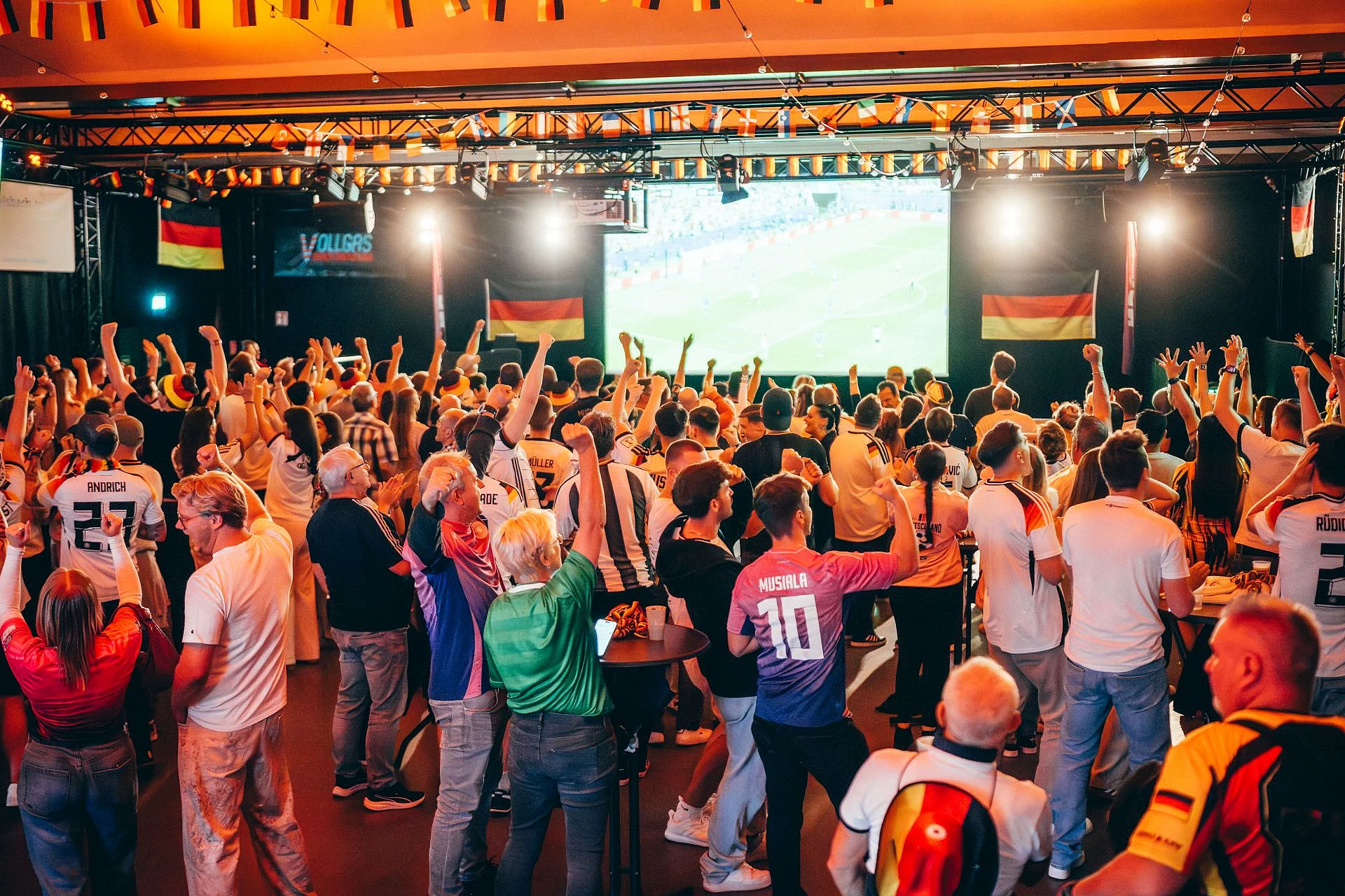 Fußball-Fans beim Rudelgucken in der alten Feuerwache