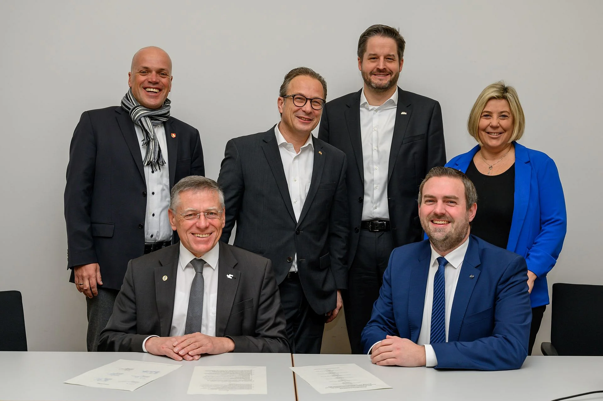 Hauptverwaltungsbeamtenkonferenz in Korschenbroich: Der Landrat und die Bürgermeister der Kommunen mit eigenen Jugendämtern unterzeichneten eine Kooperationsvereinbarung zur Gründungen eines interkommunalen Netzwerks für Kinderschutz. Foto: W. Walter / Rhein-Kreis Neuss