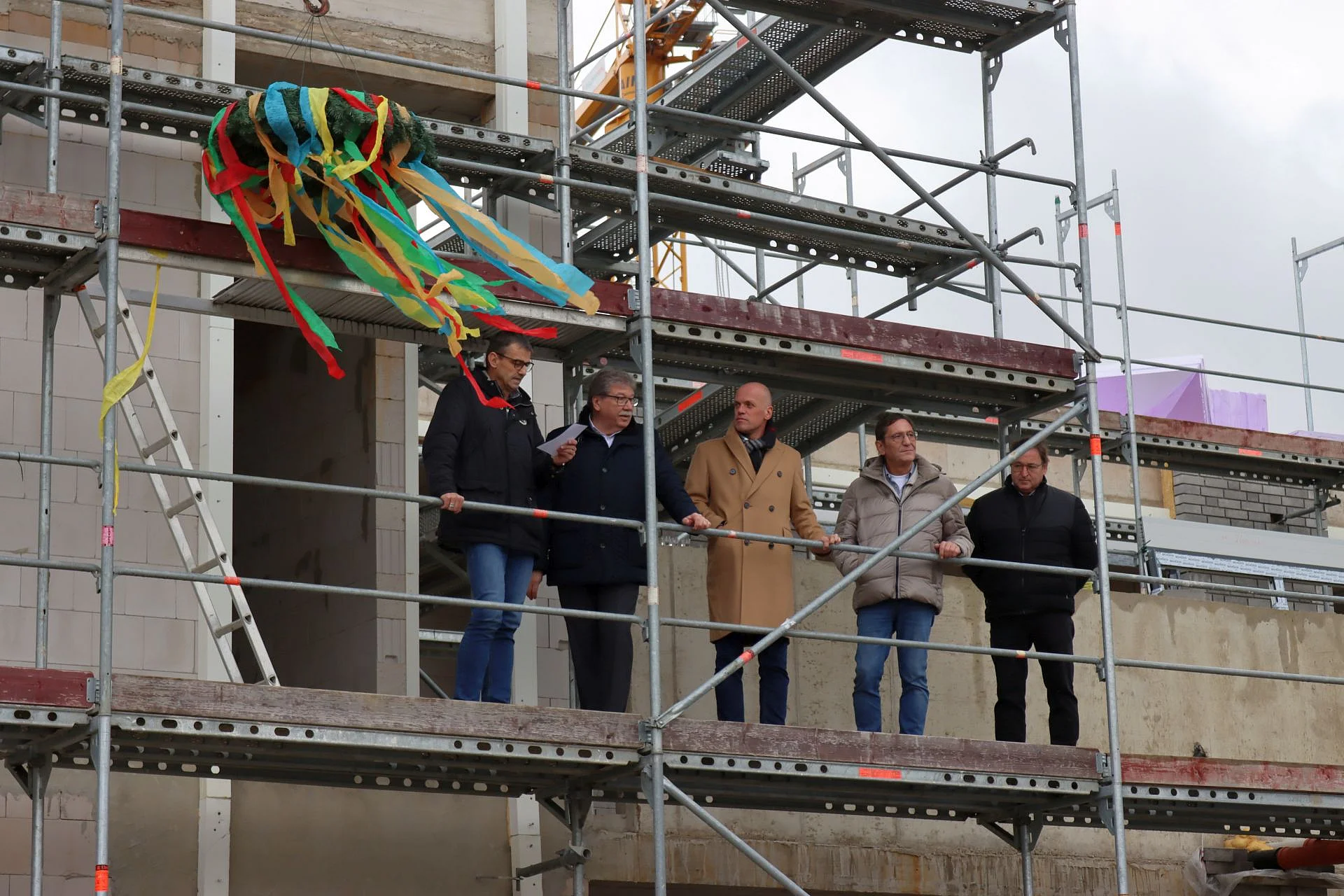 Foto Bürgermeister Klaus Krützen (Mitte) und SEG-Geschäftsführer Wilfried Wißdorf (2. von links) beim Richtfest für die neue Kita an der Merkatorstraße mit Architekt und Generalunternehmer