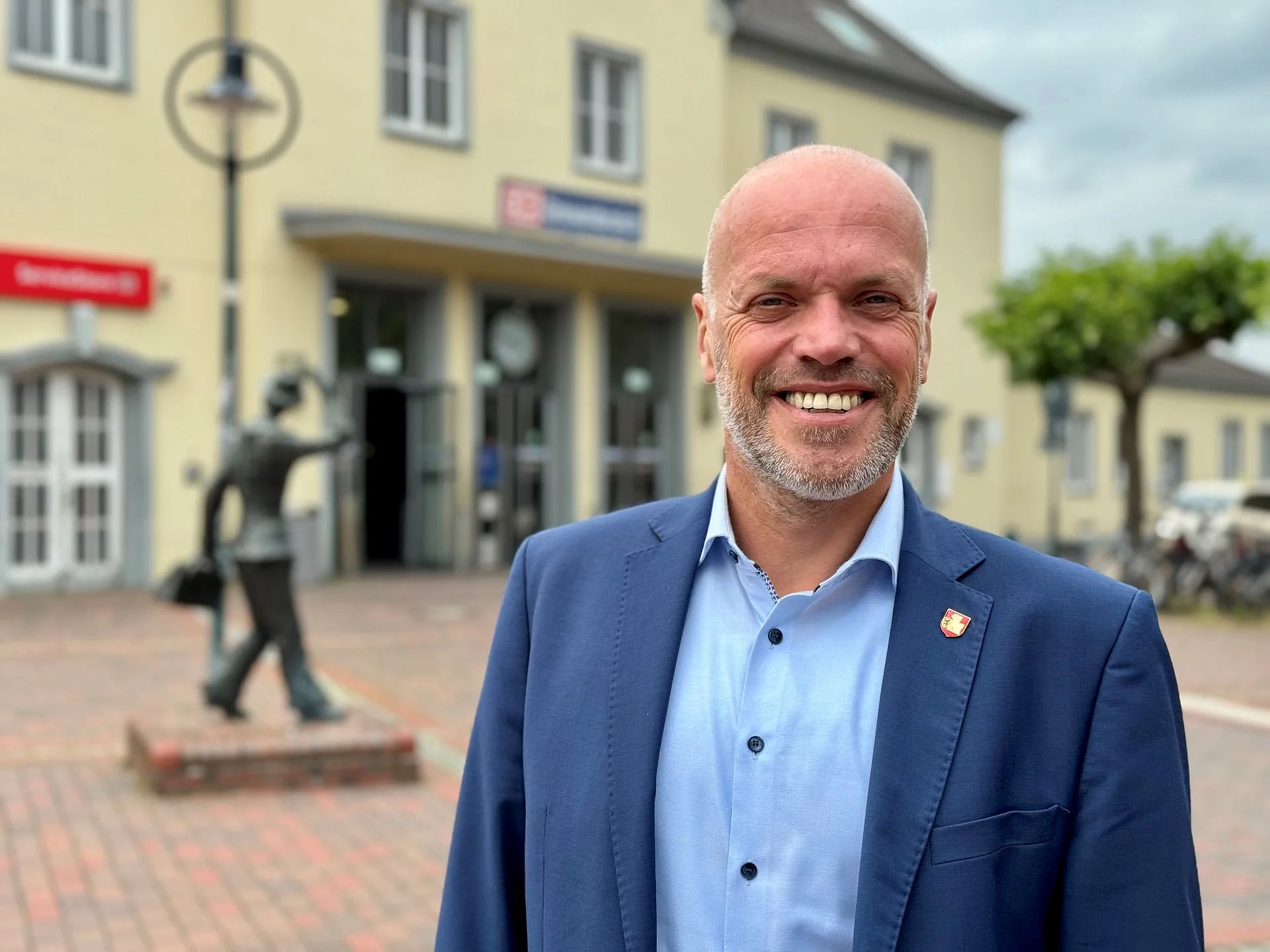 Foto von BM Klaus Krützen vor dem Bahnhofsgebäude