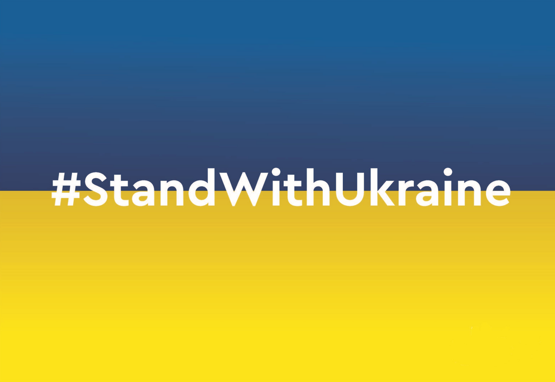 Fahne der Ukraine mit dem Schriftzug "#StandWithUkraine"