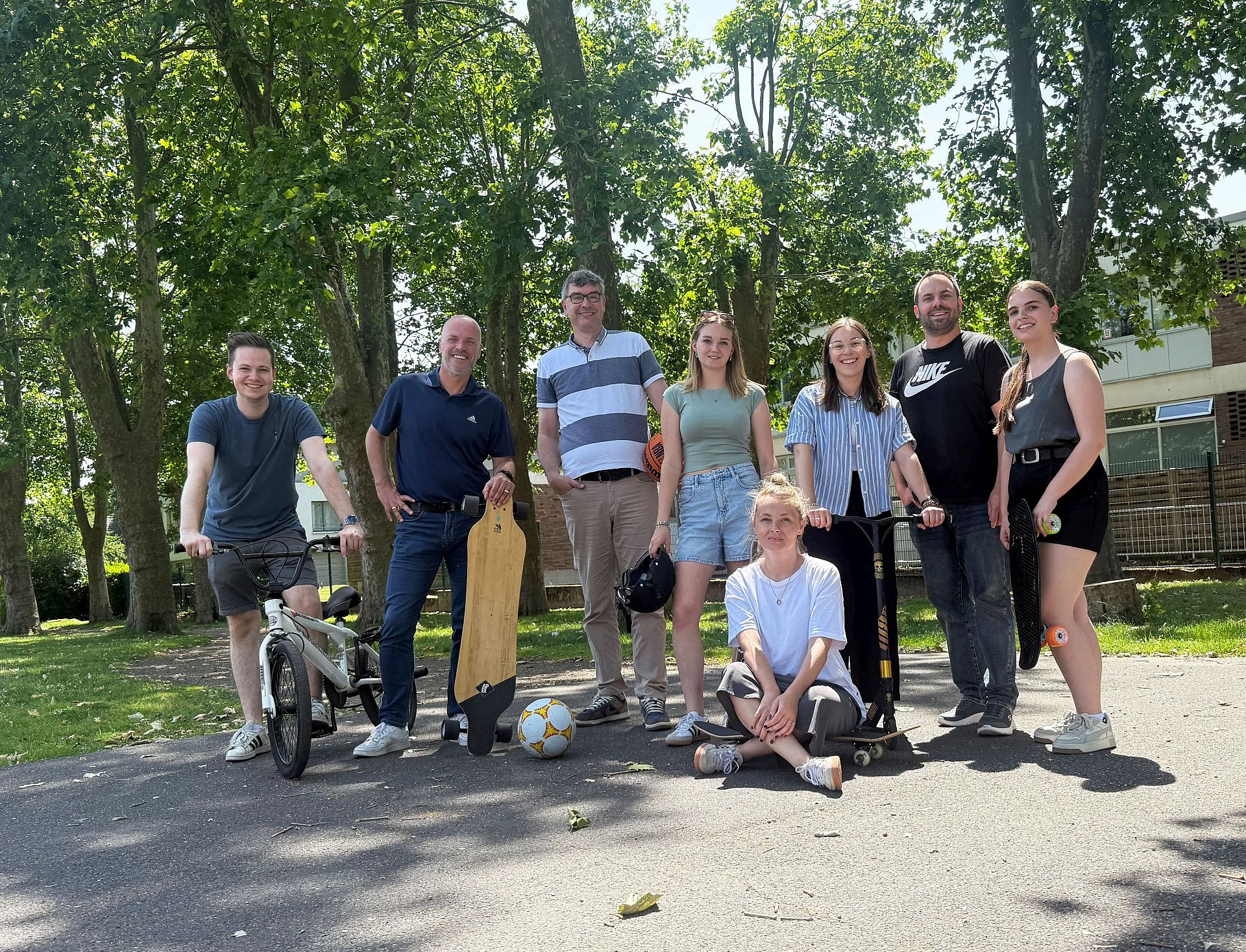 V.l.n.r.: Jonas Clever, Bürgermeister Klaus Krützen, Jugenddezernent Florian Herpel, Lena Saveski, Katherin Hojka, Johanna Giesa, Christian Abels, Ronja Harmann – je Team Kinder- und Jugendförderung