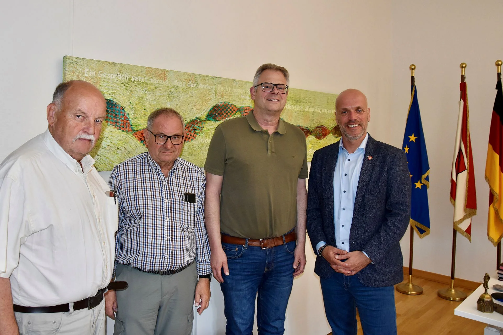 auf dem Foto sind Hans Götz, Roland Homer und Wolfgang Esser von Pro-O mit Bürgermeister Klaus Krützen