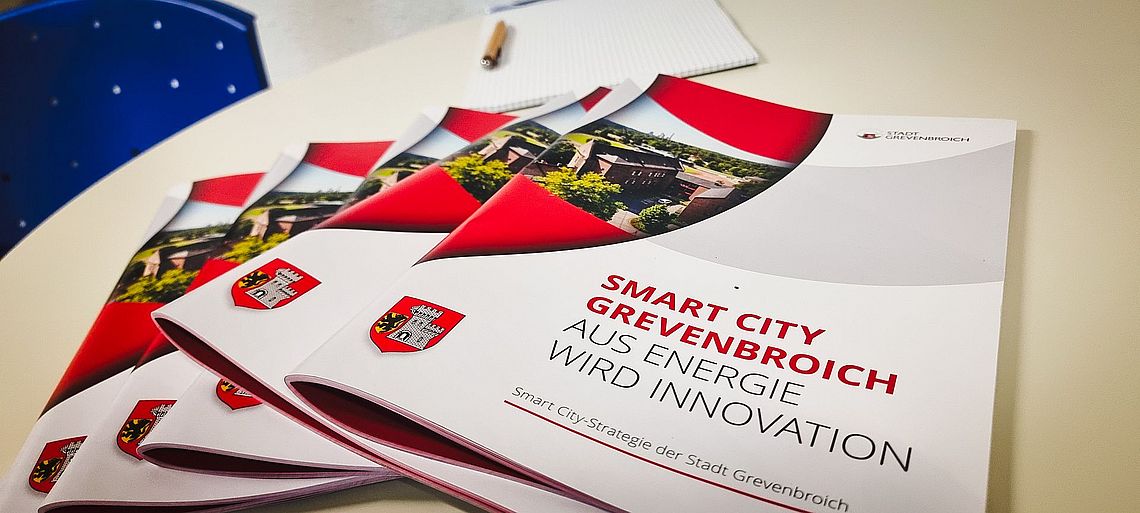 Ein Foto der Print-Ausgabe der Smart City-Strategie