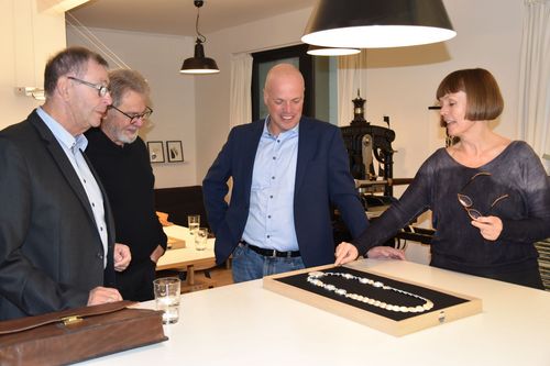 Foto Bürgermeister Klaus Krützen mit Vorstandsmitgliedern der Präsidentenrunde Theo Lys und Ferdi Korte bei Goldschmiedin Carola Petri