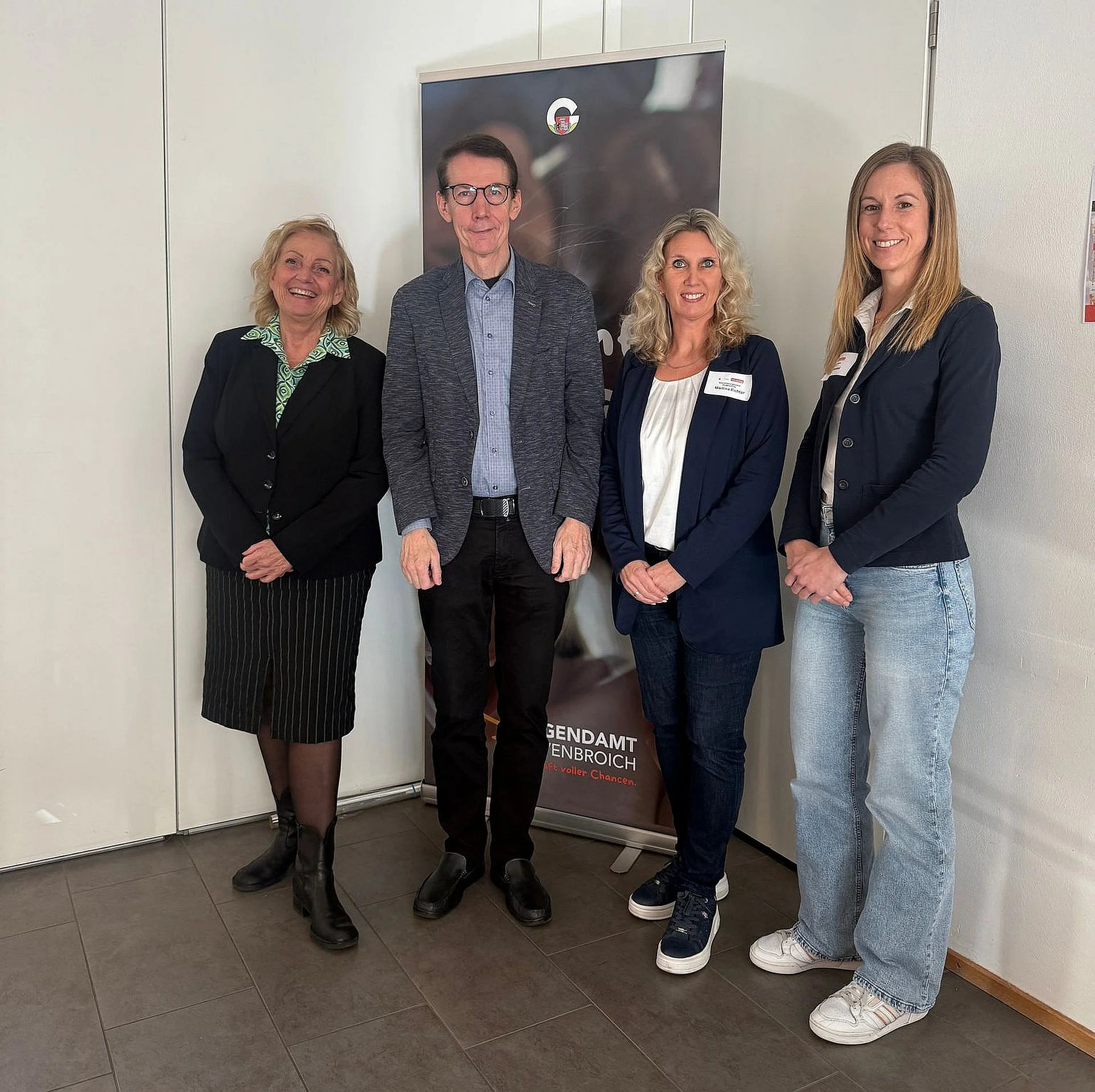 Foto Dr. med. Michael Hipp mit städtischen Mitarbeiterinnen