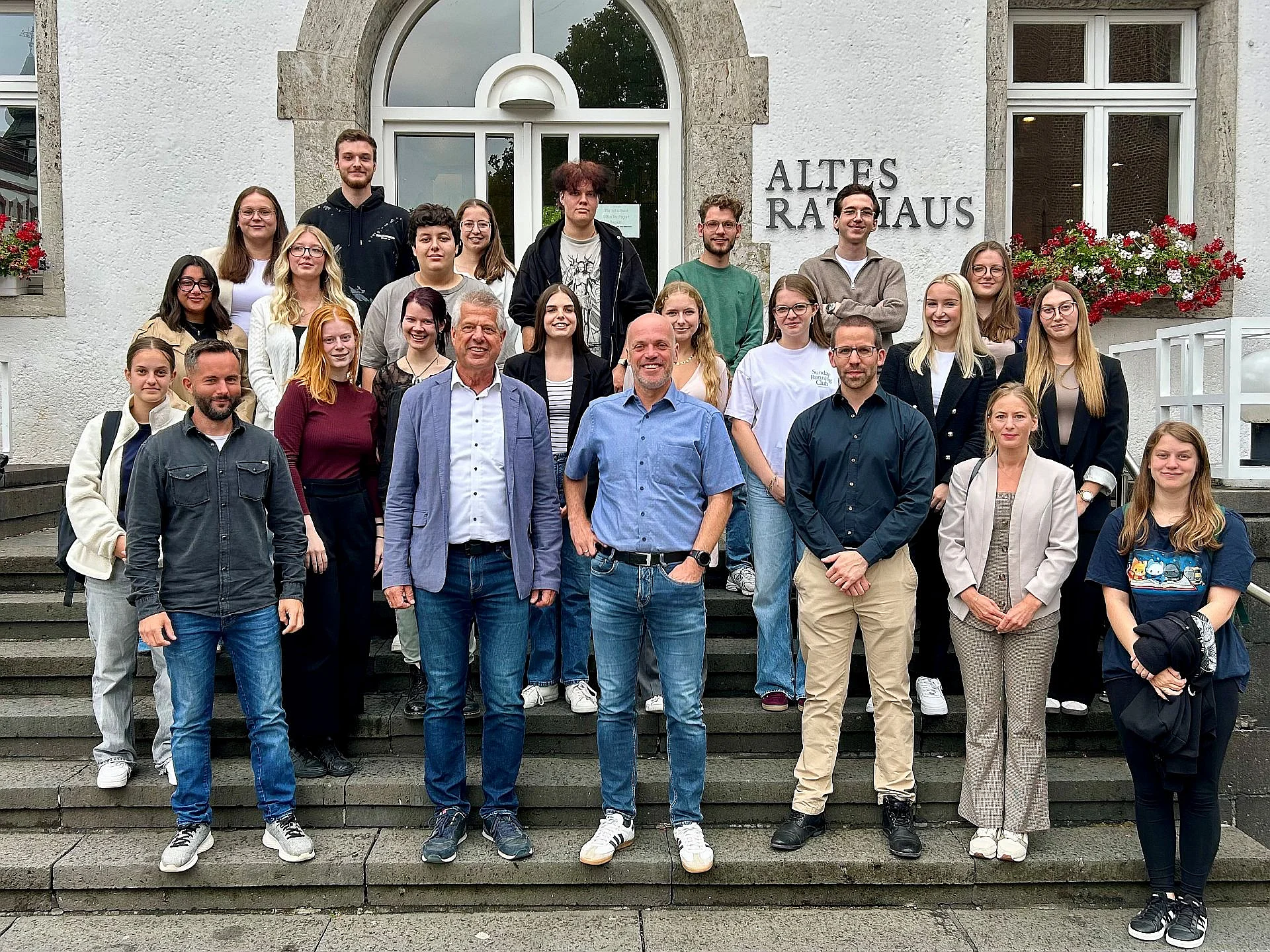Foto: Personalratsvorsitzender Thomas Obermann, Bürgermeister Klaus Krützen und Ausbildungsleiter Christian Liebthal gemeinsam mit den neuen Auszubildenden und Studierenden.