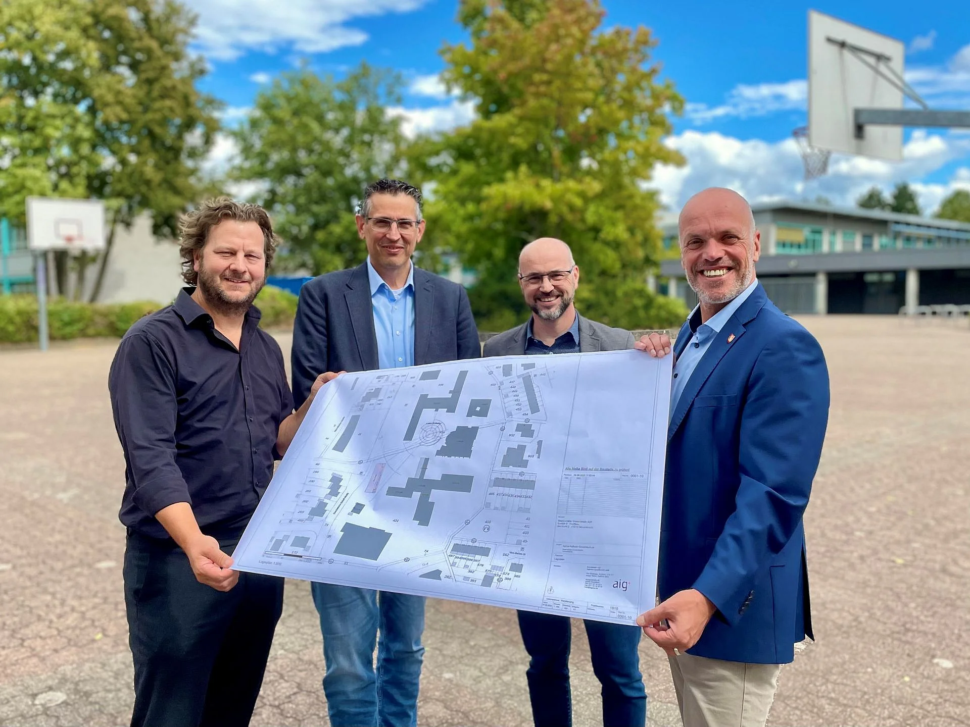 v.l.n.r.: Architekt Holger Molter, Erster Beigeordneter Stefan Meuser, SBG-Bereichsleiter Hochbau Torsten Speck und Bürgermeister Klaus Krützen