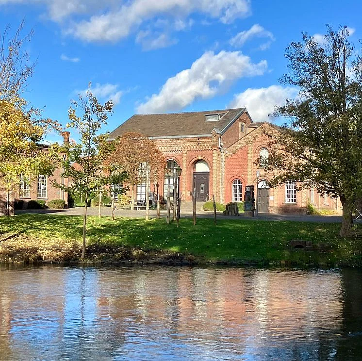 Foto von der Stadtbücherei im Herbst